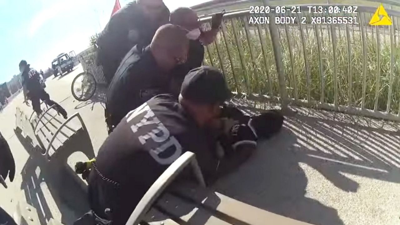 Tranh cãi video cảnh sát New York kẹp cổ nghi phạm da màu