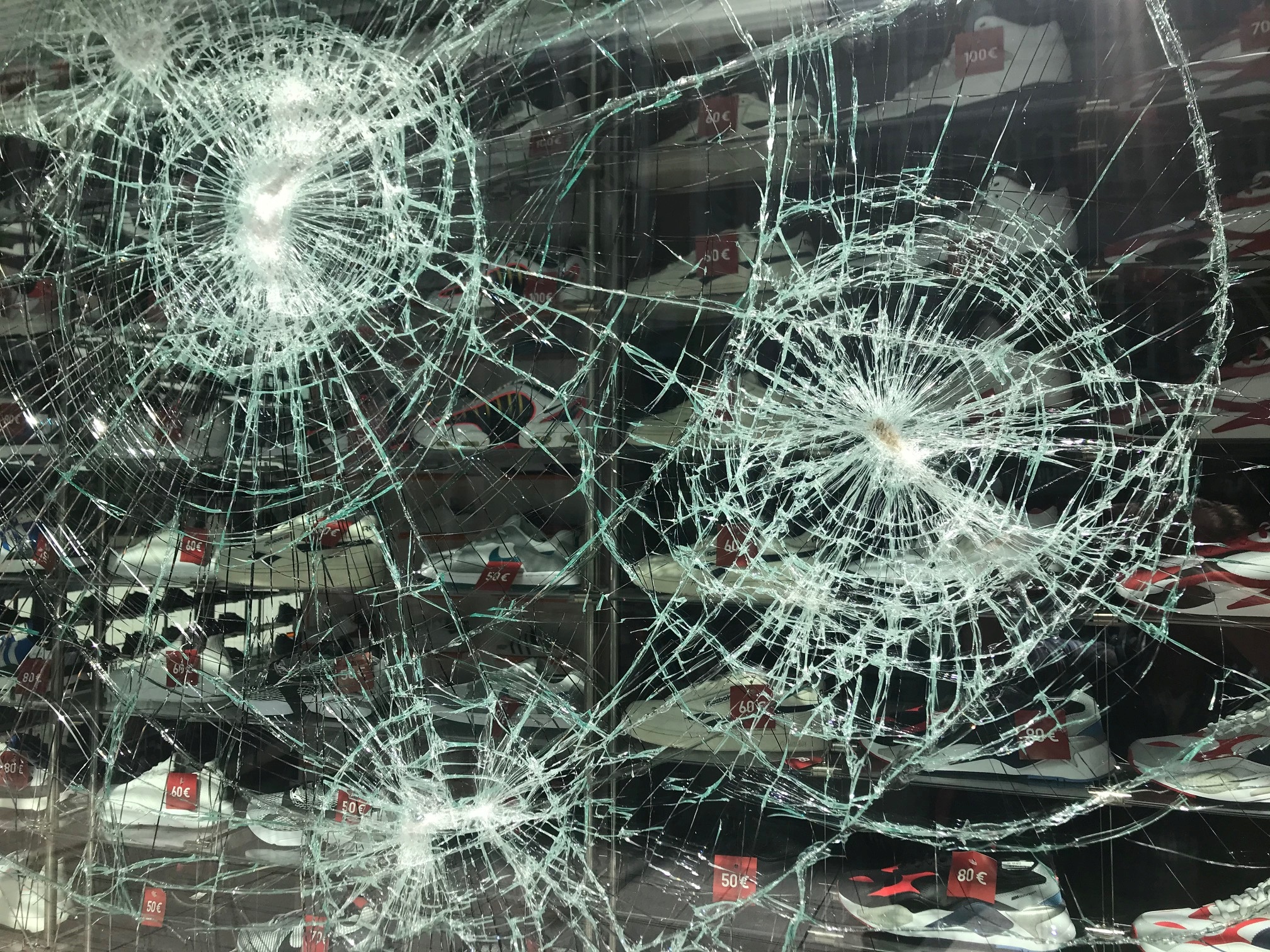 Hàng trăm người nổi loạn đập phá, thành phố Đức như “thời chiến”