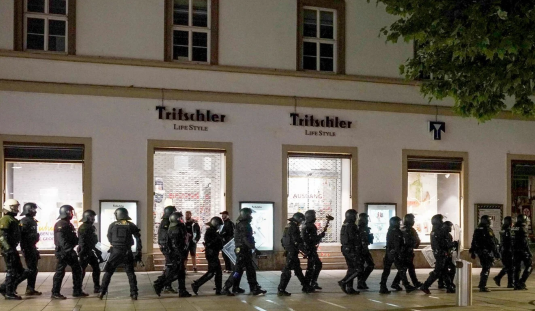 Hàng trăm người nổi loạn đập phá, thành phố Đức như “thời chiến”