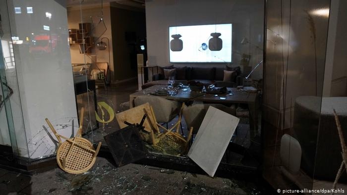 Hàng trăm người nổi loạn đập phá, thành phố Đức như “thời chiến”