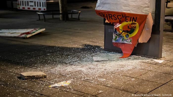 Hàng trăm người nổi loạn đập phá, thành phố Đức như “thời chiến”