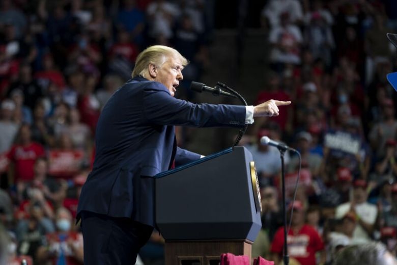 2 nhân viên của ông Trump mắc Covid-19 sau sự kiện tranh cử nghìn người