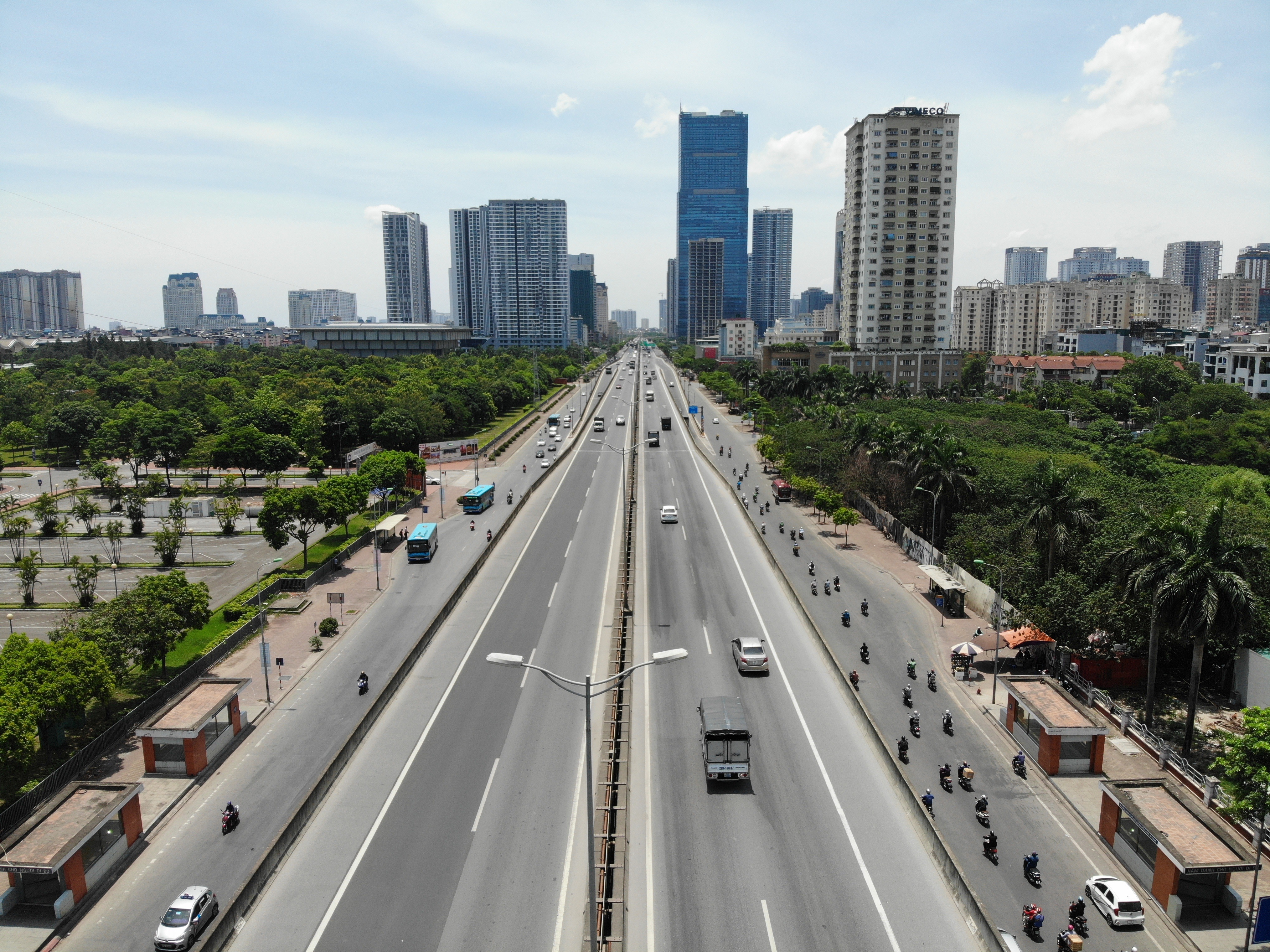 Hà Nội nắng gắt đỉnh điểm, đường phố vắng như Tết - 8 Hà Nội nắng gắt đỉnh điểm, đường phố vắng như Tết - 8