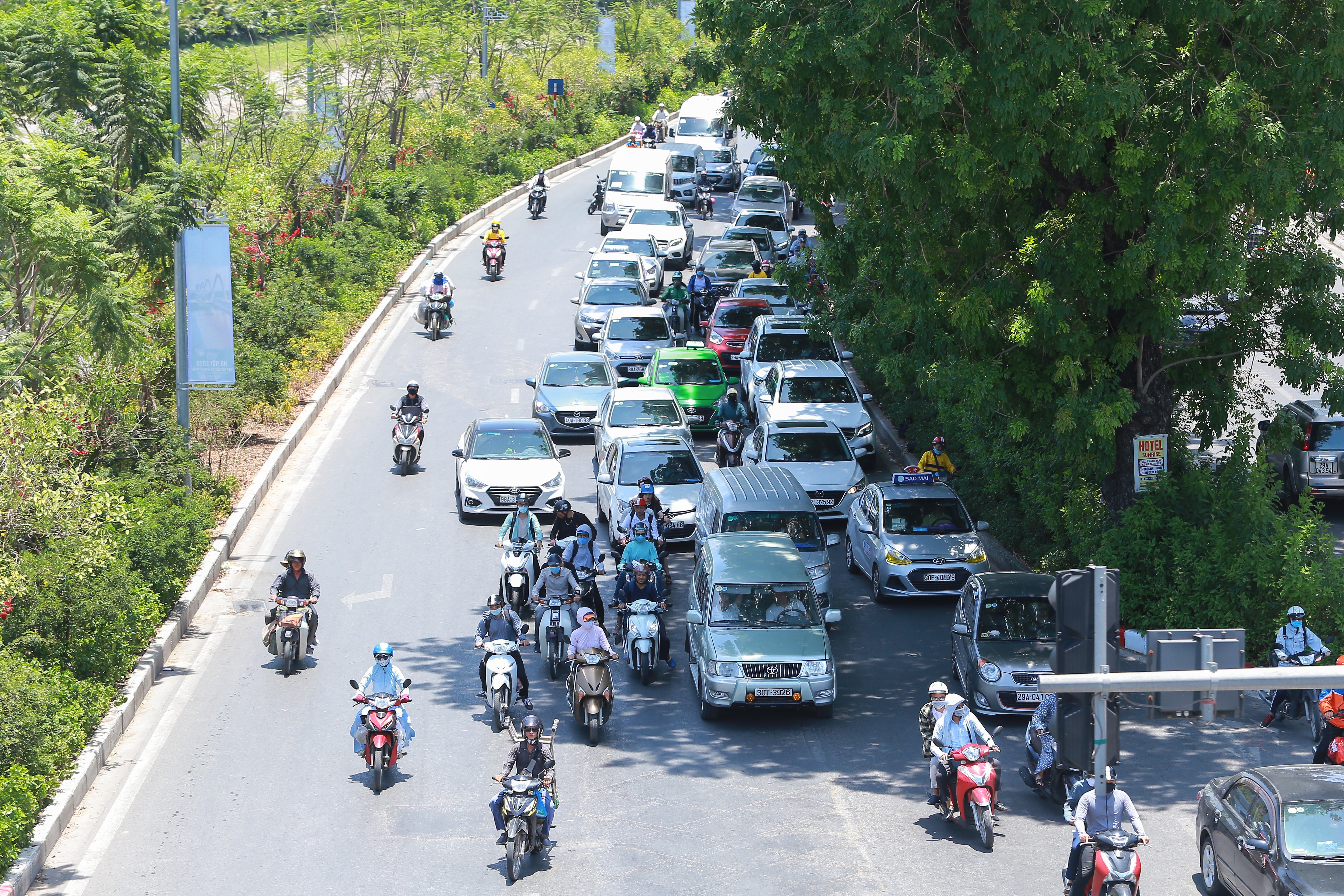 Hà Nội nắng gắt đỉnh điểm, đường phố vắng như Tết - 13 Hà Nội nắng gắt đỉnh điểm, đường phố vắng như Tết - 13