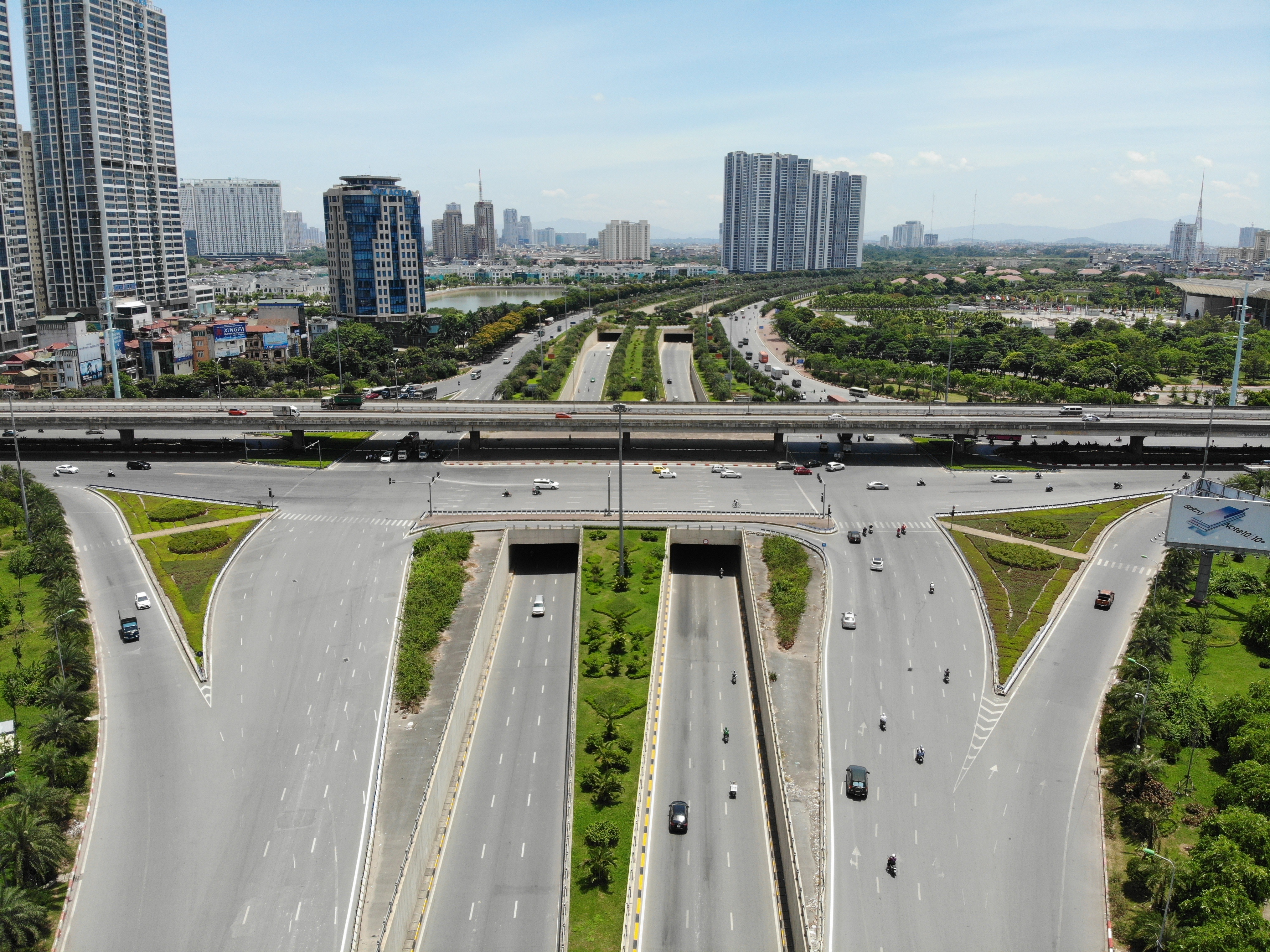 Hà Nội nắng gắt đỉnh điểm, đường phố vắng như Tết - 1 Hà Nội nắng gắt đỉnh điểm, đường phố vắng như Tết - 1
