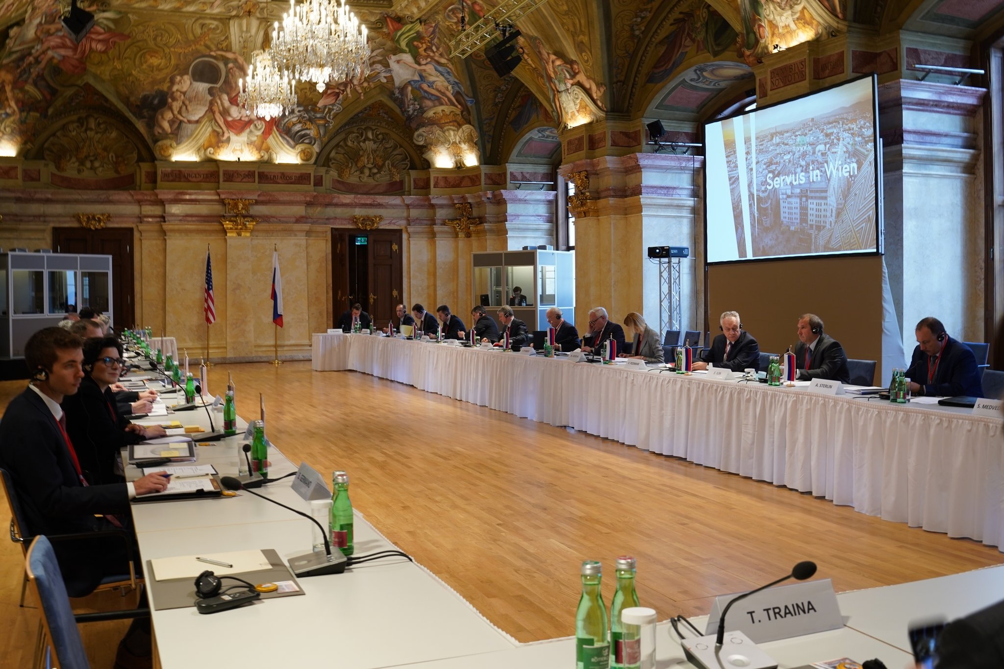 Trung Quốc nổi giận vì bức ảnh châm biếm của quan chức Mỹ