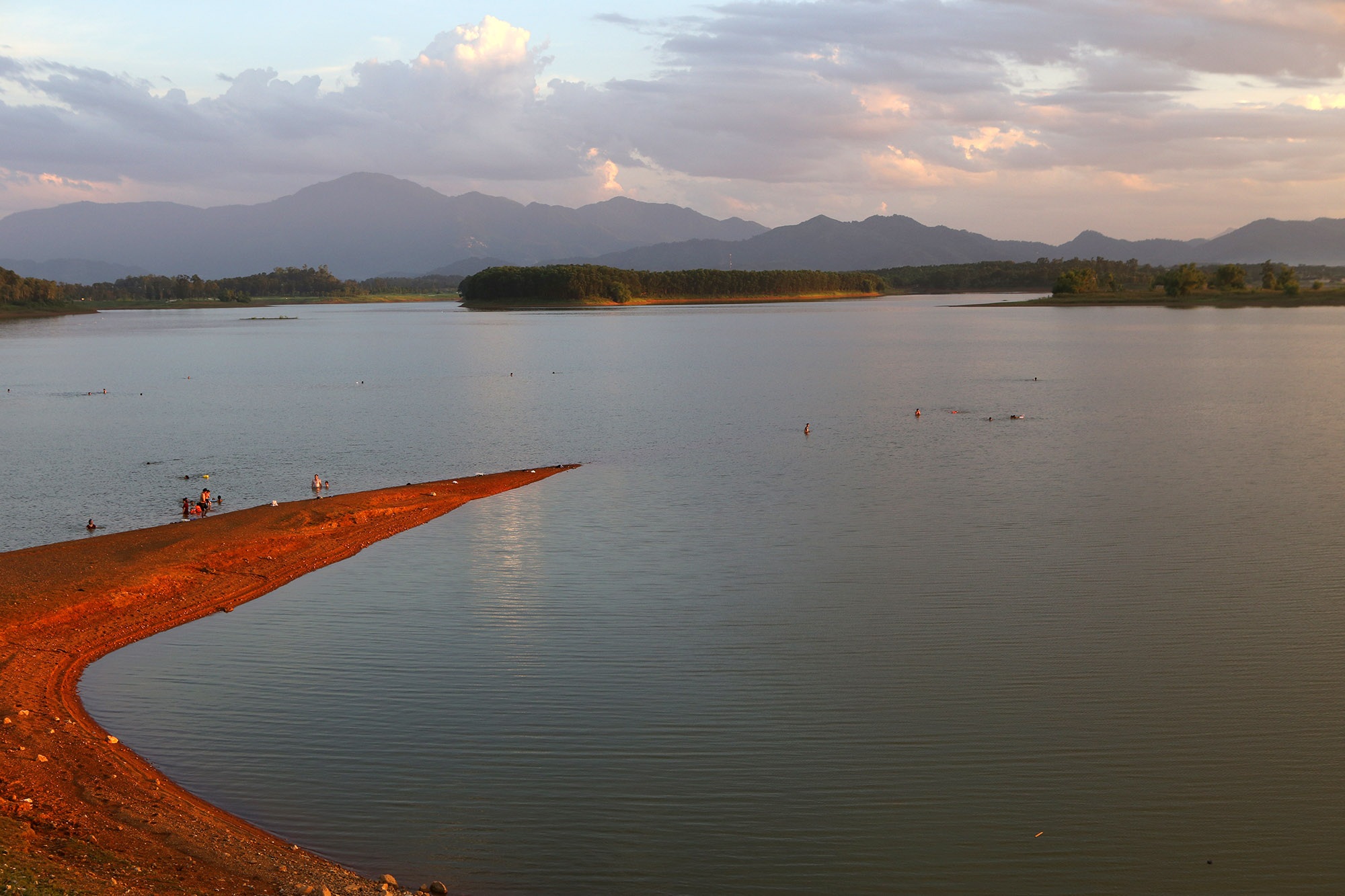 Ngắm hoàng hôn đỏ rực trên hồ Đồng Mô trong ngày nắng nóng đỉnh điểm