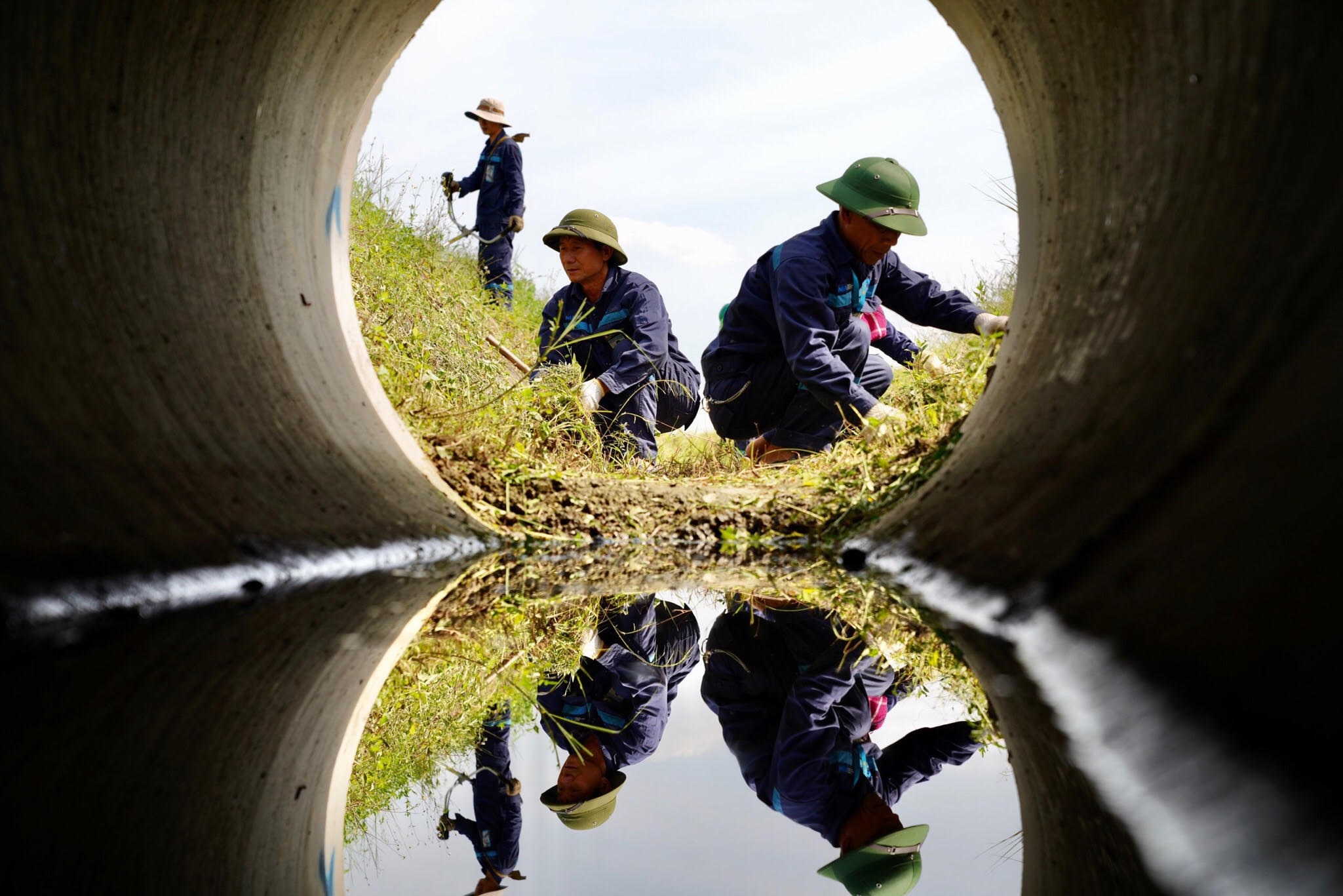 Ngộp thở vì nắng nóng 62 độ C “dội” xuống đầu nhân viên sân bay - 12 Ngộp thở vì nắng nóng 62 độ C “dội” xuống đầu nhân viên sân bay - 12
