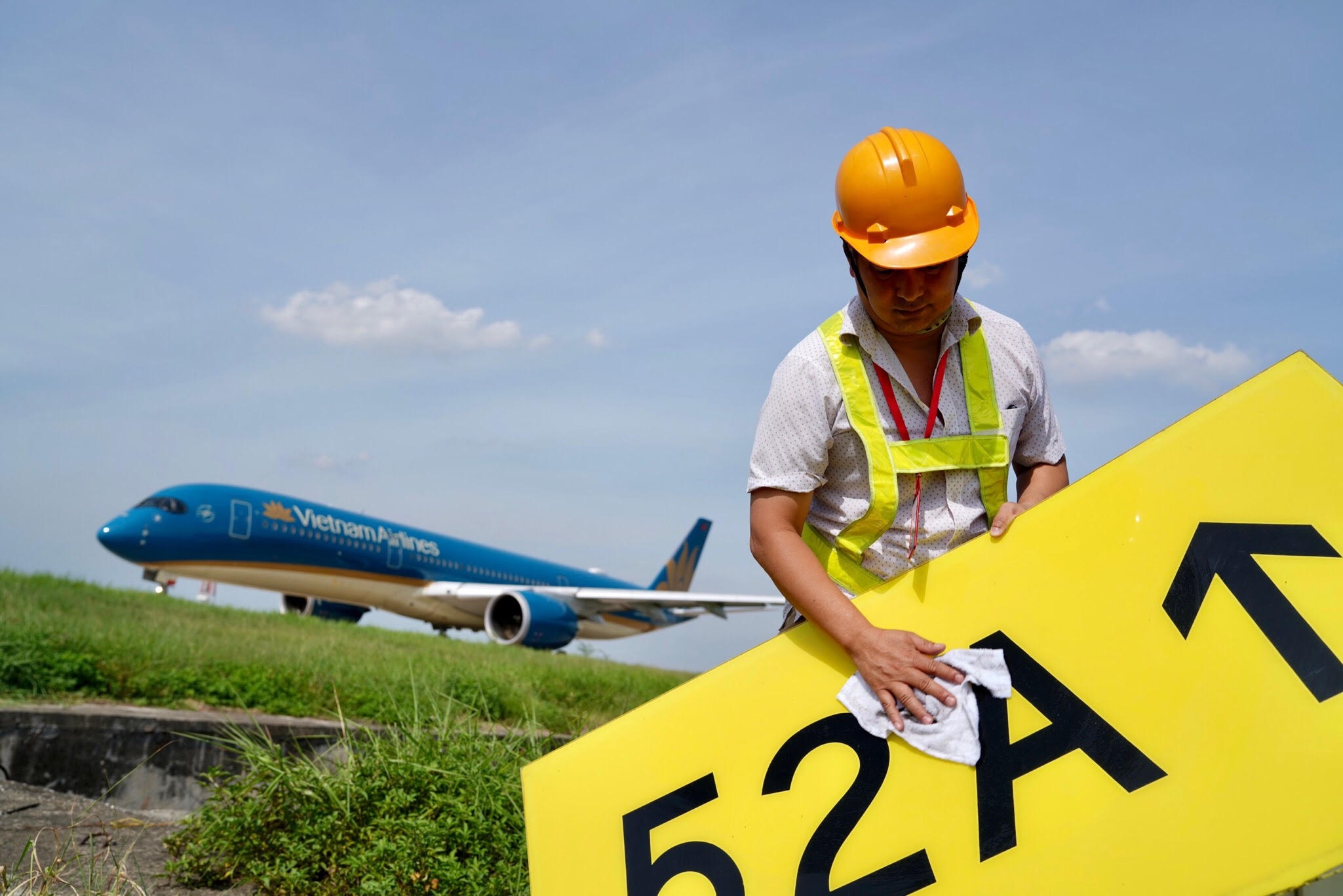 Ngộp thở vì nắng nóng 62 độ C “dội” xuống đầu nhân viên sân bay - 11 Ngộp thở vì nắng nóng 62 độ C “dội” xuống đầu nhân viên sân bay - 11