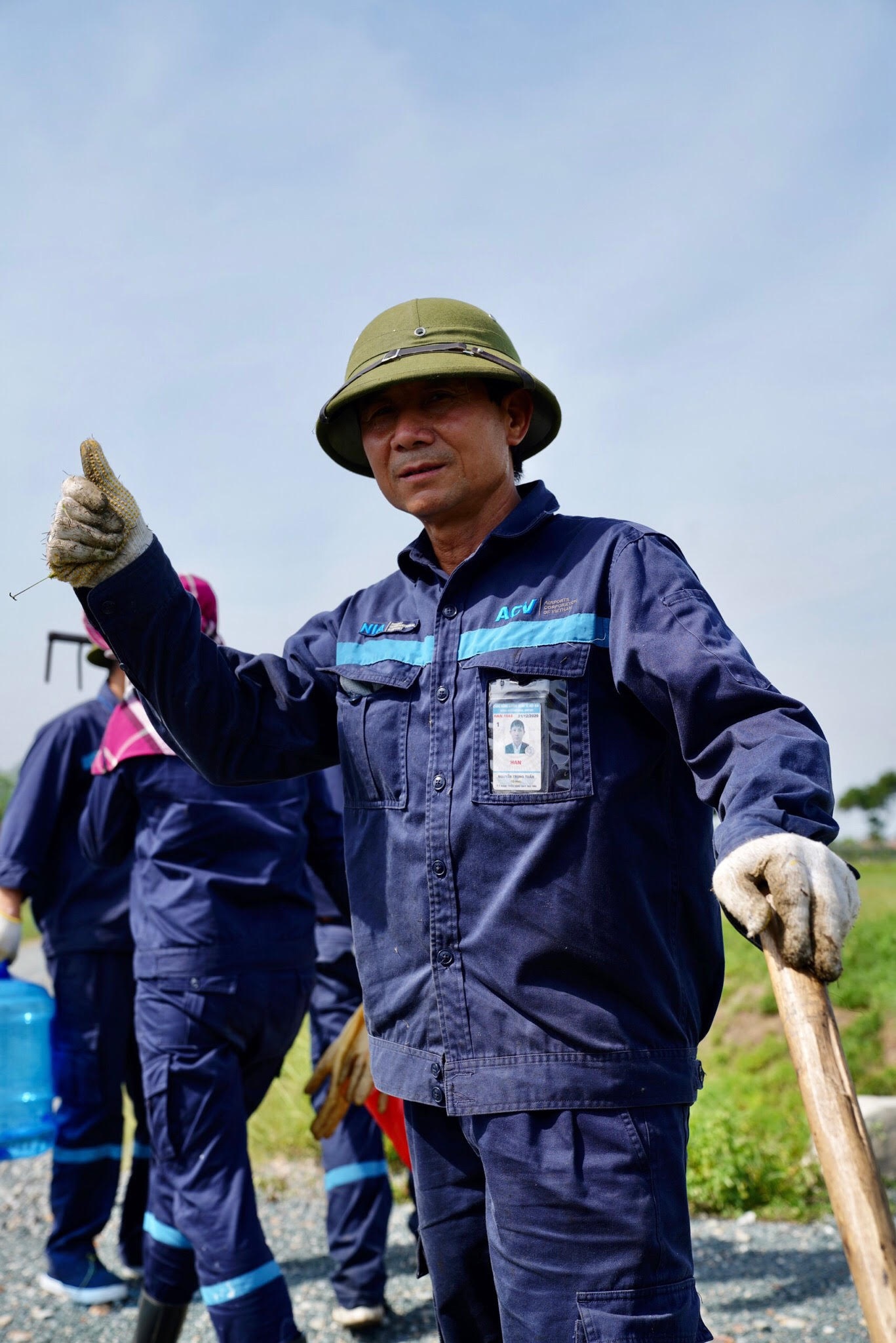Ngộp thở vì nắng nóng 62 độ C “dội” xuống đầu nhân viên sân bay - 16 Ngộp thở vì nắng nóng 62 độ C “dội” xuống đầu nhân viên sân bay - 16