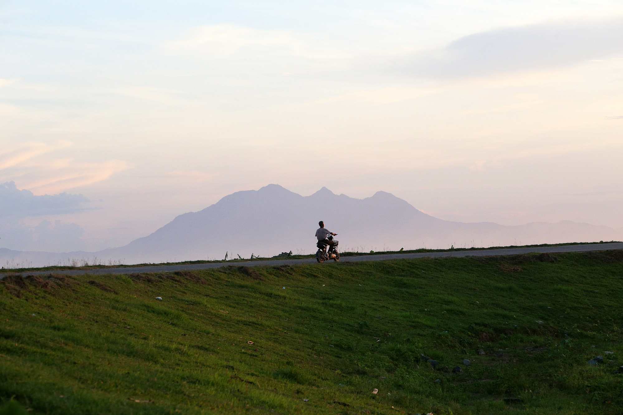 Phong cảnh bình yên nhìn từ những triền đê ở Hà Nội
