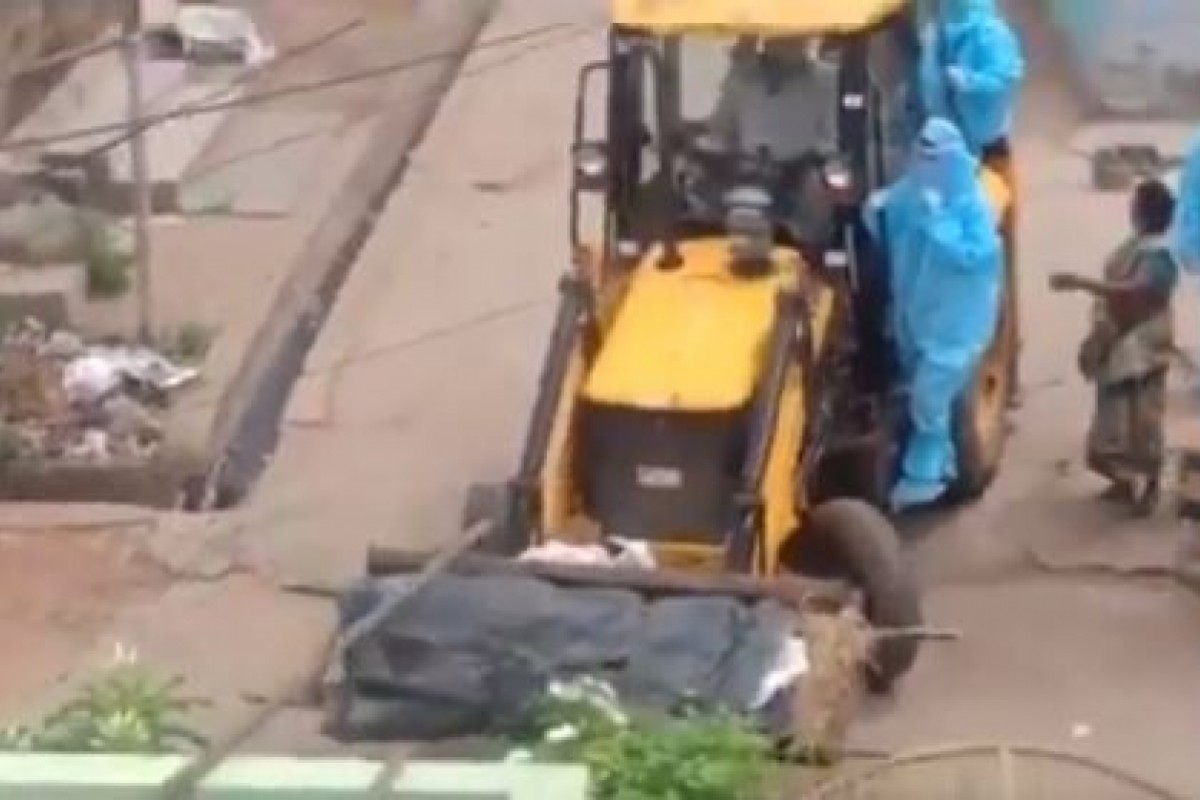 "Sốc" cảnh chở xác nạn nhân Covid-19 bằng xe xúc đất tại Ấn Độ