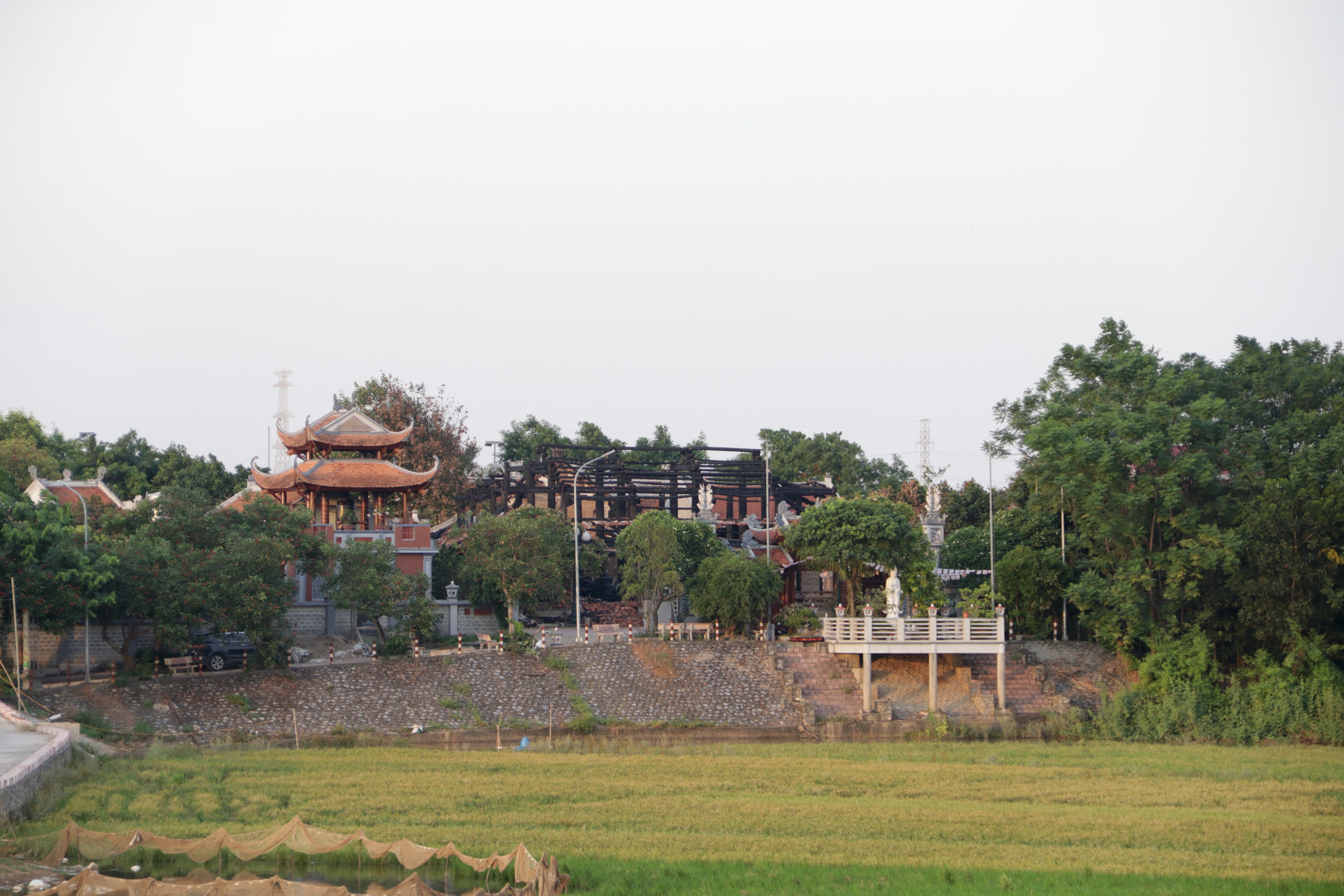 Hà Nội: Ngôi Tam bảo bằng gỗ lim hàng chục tỷ hóa than sau đêm hỏa hoạn - 28 Hà Nội: Ngôi Tam bảo bằng gỗ lim hàng chục tỷ hóa than sau đêm hỏa hoạn - 28