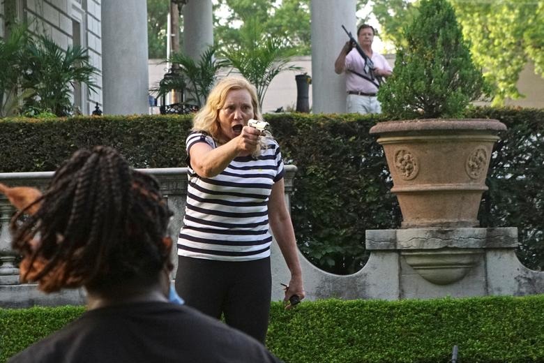 Ông Trump chia sẻ video cặp vợ chồng chĩa súng vào đám đông biểu tình