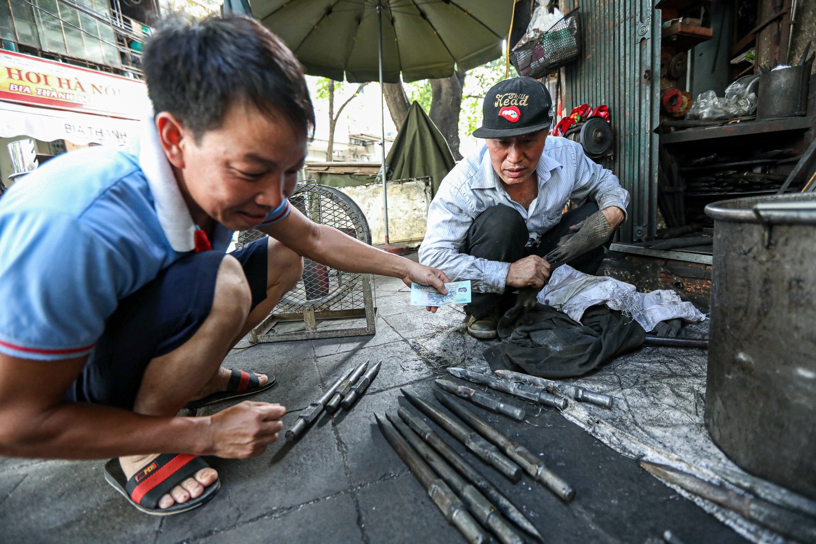 Người thợ rèn cuối cùng ở khu phố cổ Hà Nội - 19 Người thợ rèn cuối cùng ở khu phố cổ Hà Nội - 19