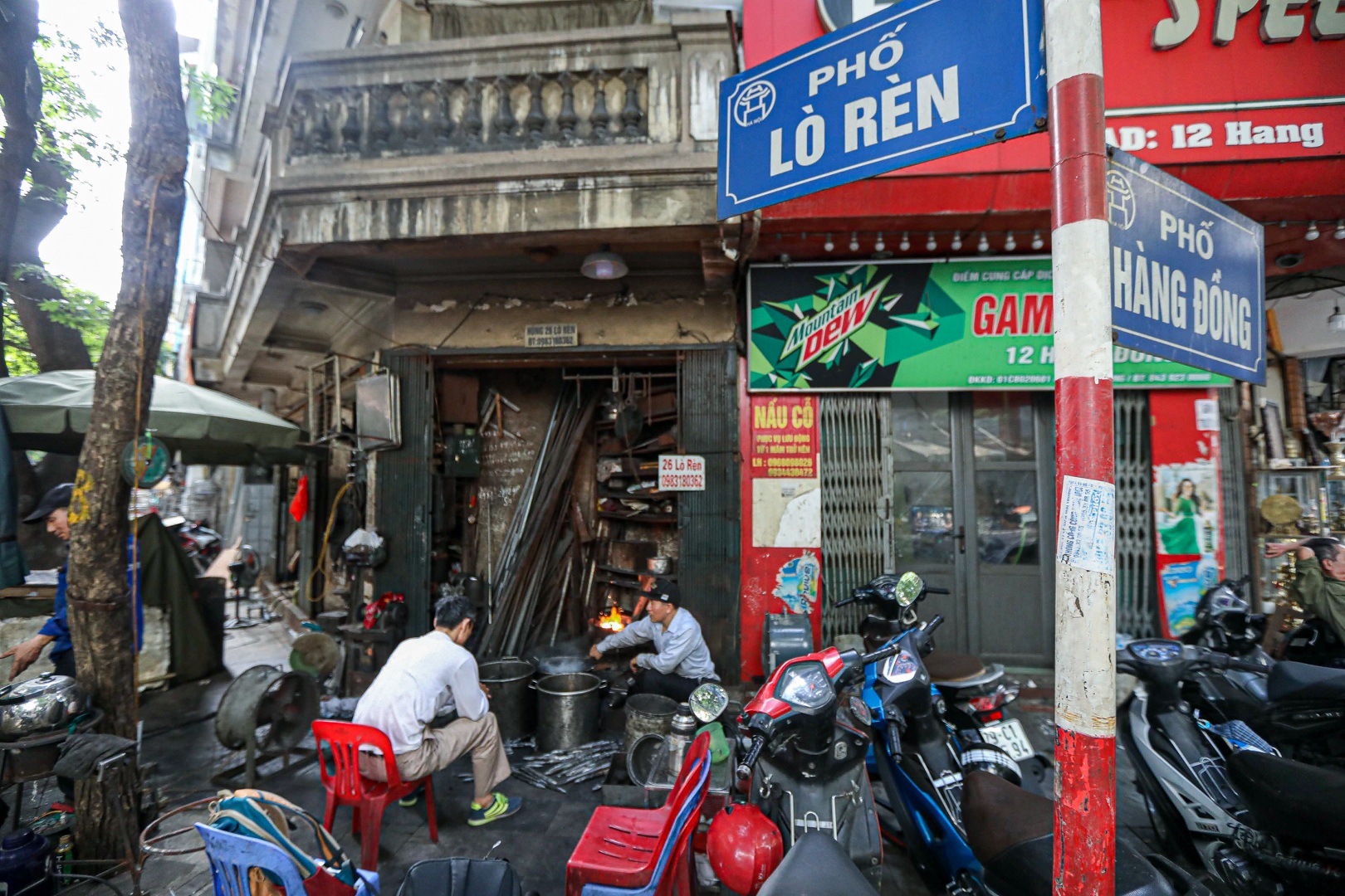 Người thợ rèn cuối cùng ở khu phố cổ Hà Nội - 1 Người thợ rèn cuối cùng ở khu phố cổ Hà Nội - 1