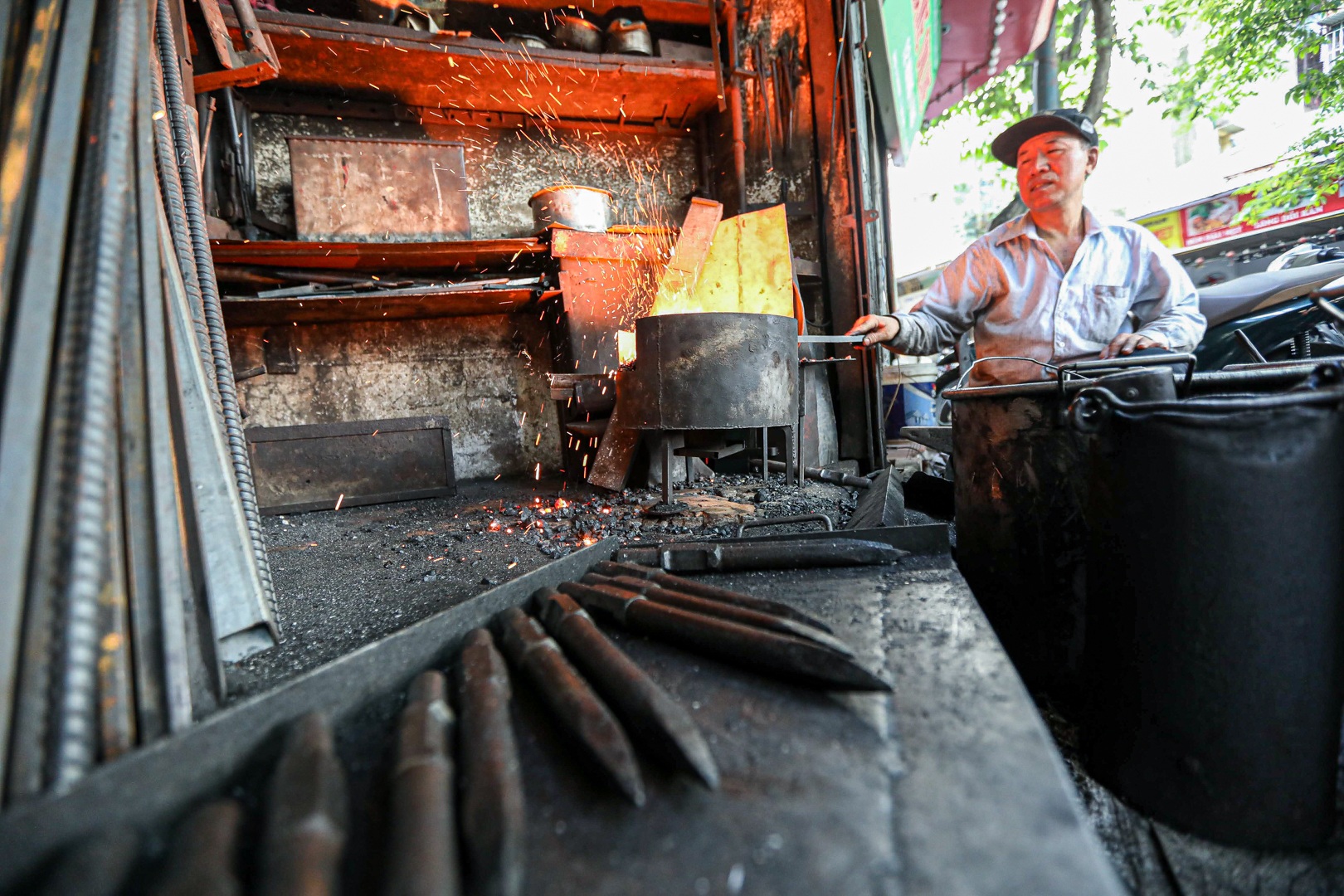 Người thợ rèn cuối cùng ở khu phố cổ Hà Nội - 2 Người thợ rèn cuối cùng ở khu phố cổ Hà Nội - 2