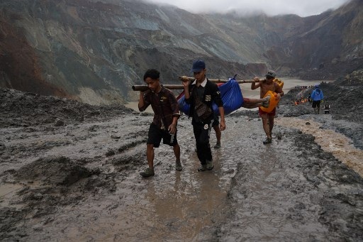 Thi thể nằm la liệt sau khi “sóng thần” bùn ập xuống mỏ ngọc Myanmar - 3 Thi thể nằm la liệt sau khi “sóng thần” bùn ập xuống mỏ ngọc Myanmar
