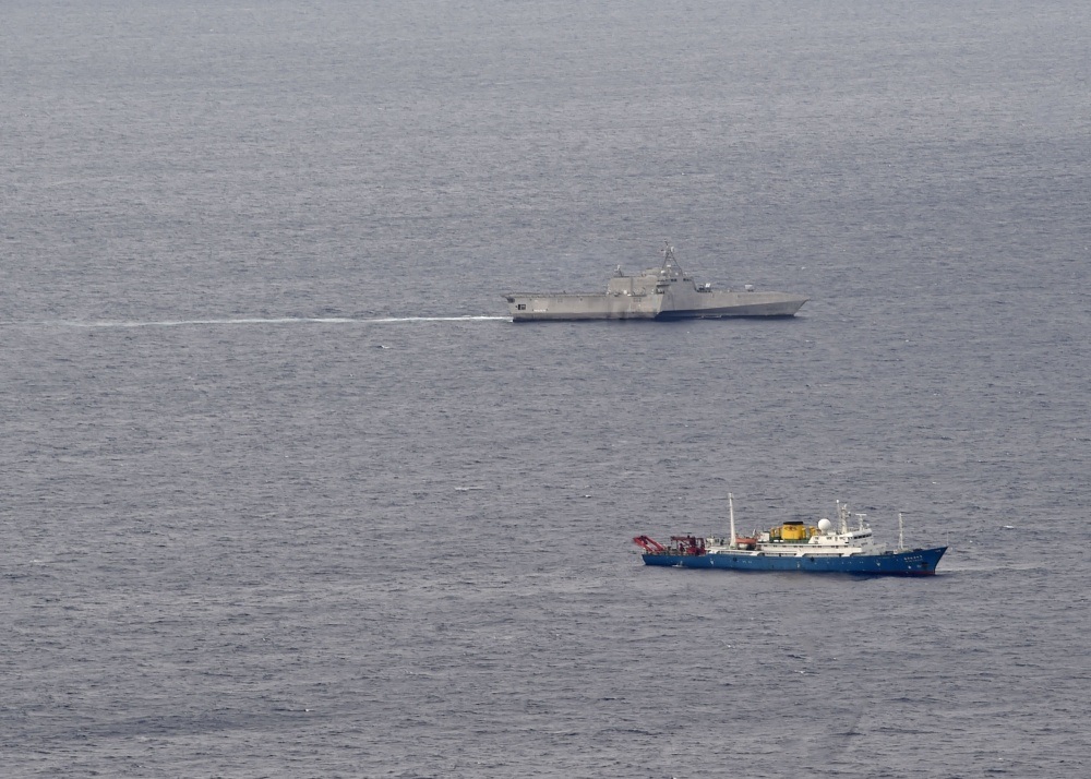 Tàu chiến Mỹ theo sát tàu khảo sát Trung Quốc trên Biển Đông