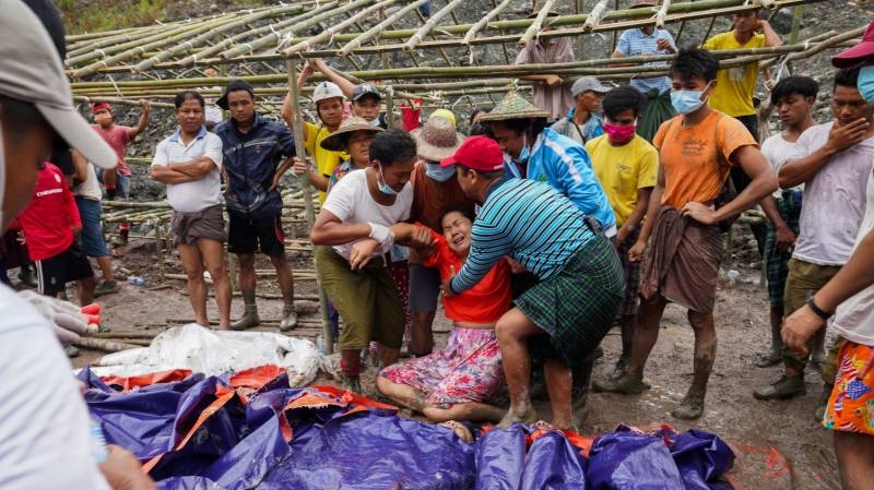 Thi thể nằm la liệt sau khi “sóng thần” bùn ập xuống mỏ ngọc Myanmar - 1 Thi thể nằm la liệt sau khi “sóng thần” bùn ập xuống mỏ ngọc Myanmar