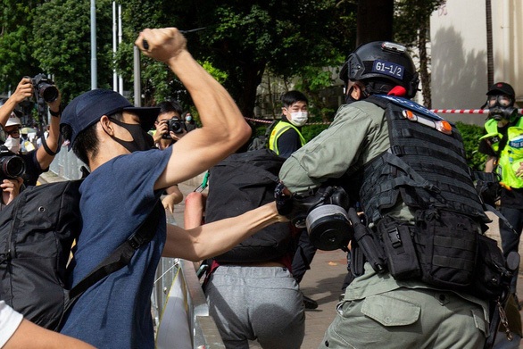 Cảnh sát Hong Kong ập lên máy bay sắp cất cánh để bắt nghi phạm biểu tình