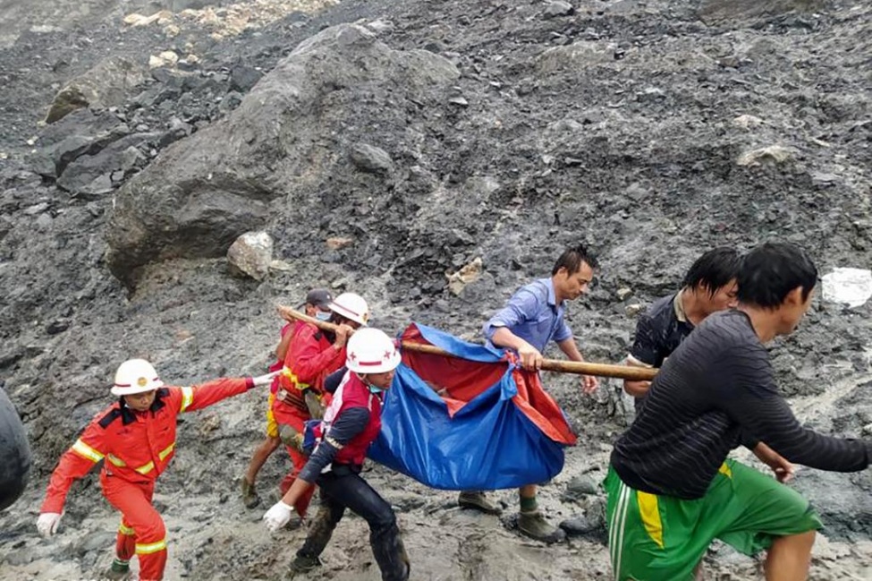 Thi thể nằm la liệt sau khi “sóng thần” bùn ập xuống mỏ ngọc Myanmar - 9 Thi thể nằm la liệt sau khi “sóng thần” bùn ập xuống mỏ ngọc Myanmar