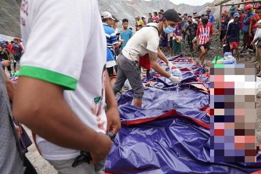 Thi thể nằm la liệt sau khi “sóng thần” bùn ập xuống mỏ ngọc Myanmar - 4 Thi thể nằm la liệt sau khi “sóng thần” bùn ập xuống mỏ ngọc Myanmar