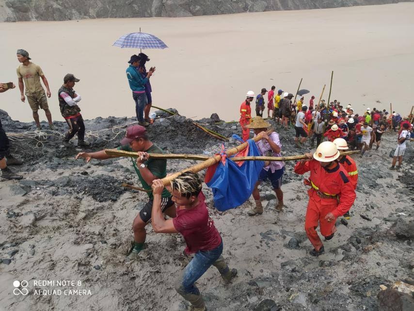 Thi thể nằm la liệt sau khi “sóng thần” bùn ập xuống mỏ ngọc Myanmar - 2 Thi thể nằm la liệt sau khi “sóng thần” bùn ập xuống mỏ ngọc Myanmar