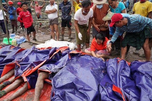 Thi thể nằm la liệt sau khi “sóng thần” bùn ập xuống mỏ ngọc Myanmar - 5 Thi thể nằm la liệt sau khi “sóng thần” bùn ập xuống mỏ ngọc Myanmar