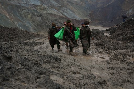 Thi thể nằm la liệt sau khi “sóng thần” bùn ập xuống mỏ ngọc Myanmar - 7 Thi thể nằm la liệt sau khi “sóng thần” bùn ập xuống mỏ ngọc Myanmar