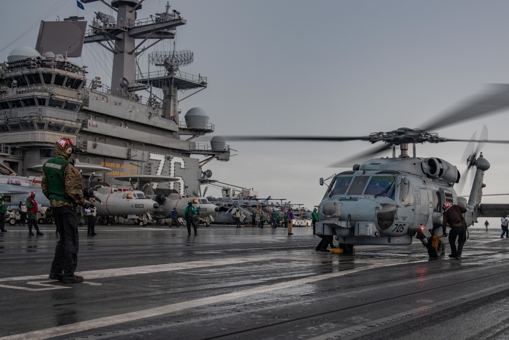 Cận cảnh tàu sân bay Mỹ tập trận ở Biển Đông