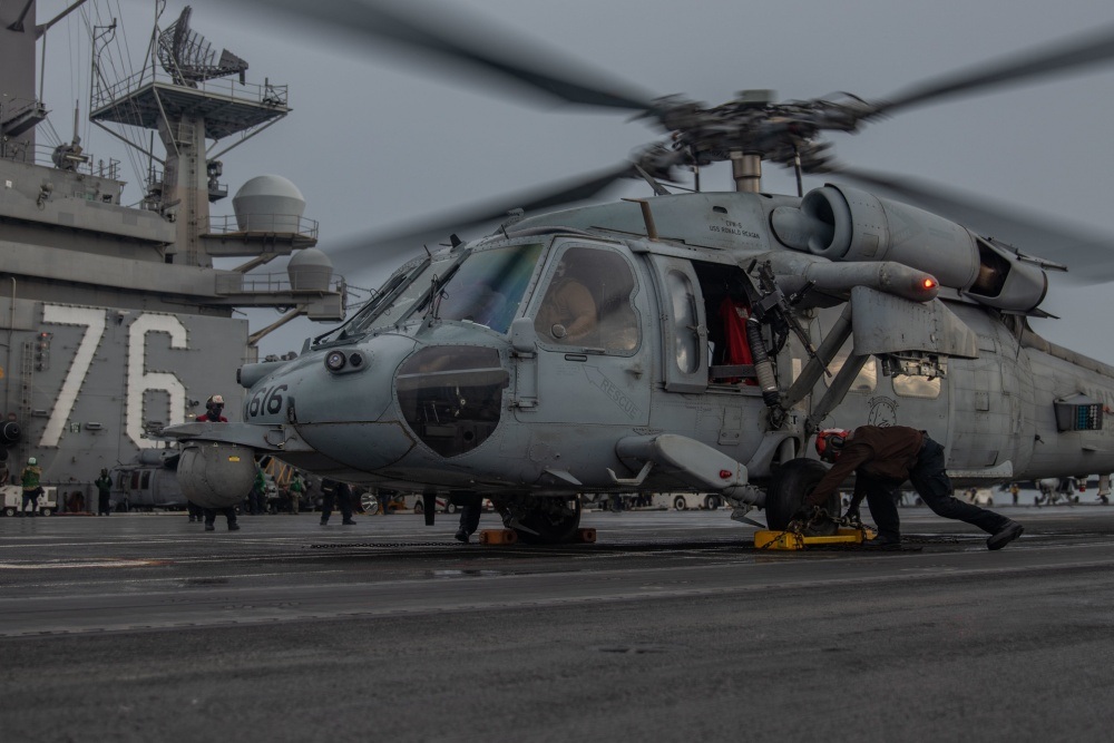 Cận cảnh tàu sân bay Mỹ tập trận ở Biển Đông