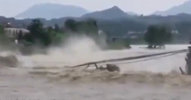 Video cầu 480 tuổi ở Trung Quốc bị nước lũ đánh sập