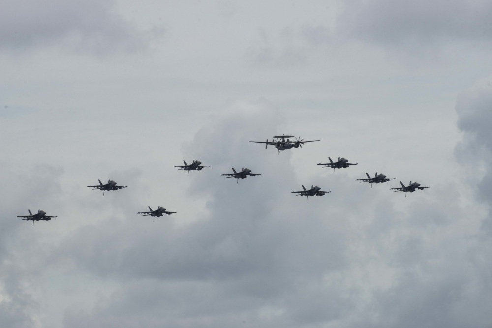 Máy bay quân sự Mỹ phô diễn sức mạnh trong tập trận tại Biển Đông