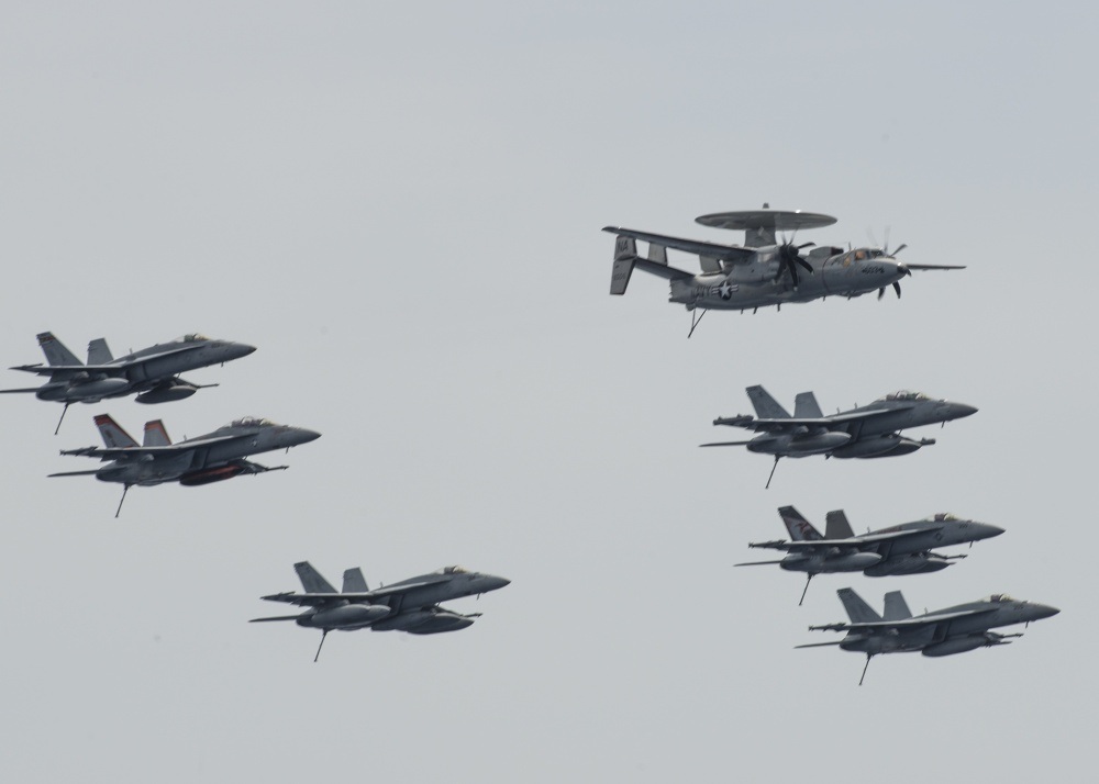 Máy bay quân sự Mỹ phô diễn sức mạnh trong tập trận tại Biển Đông