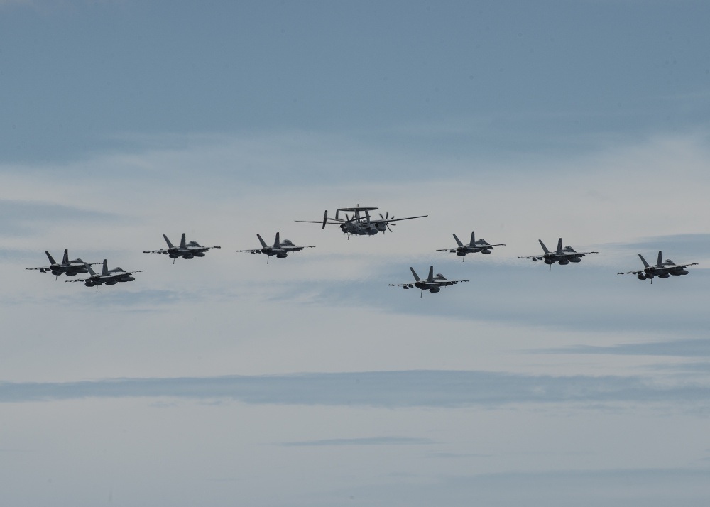 Máy bay quân sự Mỹ phô diễn sức mạnh trong tập trận tại Biển Đông