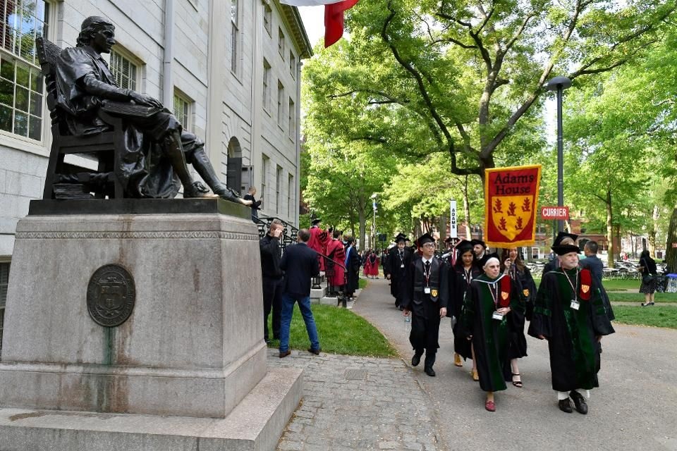 Đại học Mỹ kiện chính phủ vì quy định trục xuất sinh viên học trực tuyến