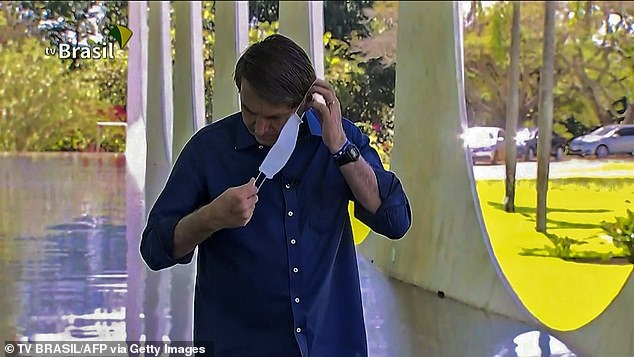 Tranh cãi việc Tổng thống Brazil tháo khẩu trang khi thông báo mắc Covid-19
