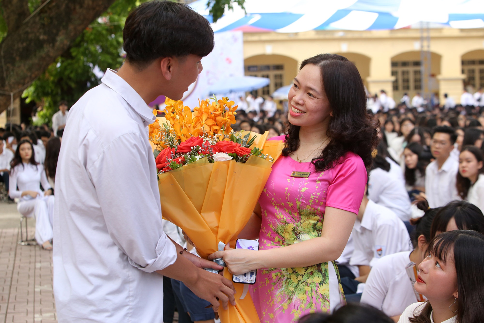 Nữ sinh phố cổ khóc nức nở trong phút chia tay tuổi học trò - 10 Nữ sinh phố cổ khóc nức nở trong phút chia tay tuổi học trò - 10
