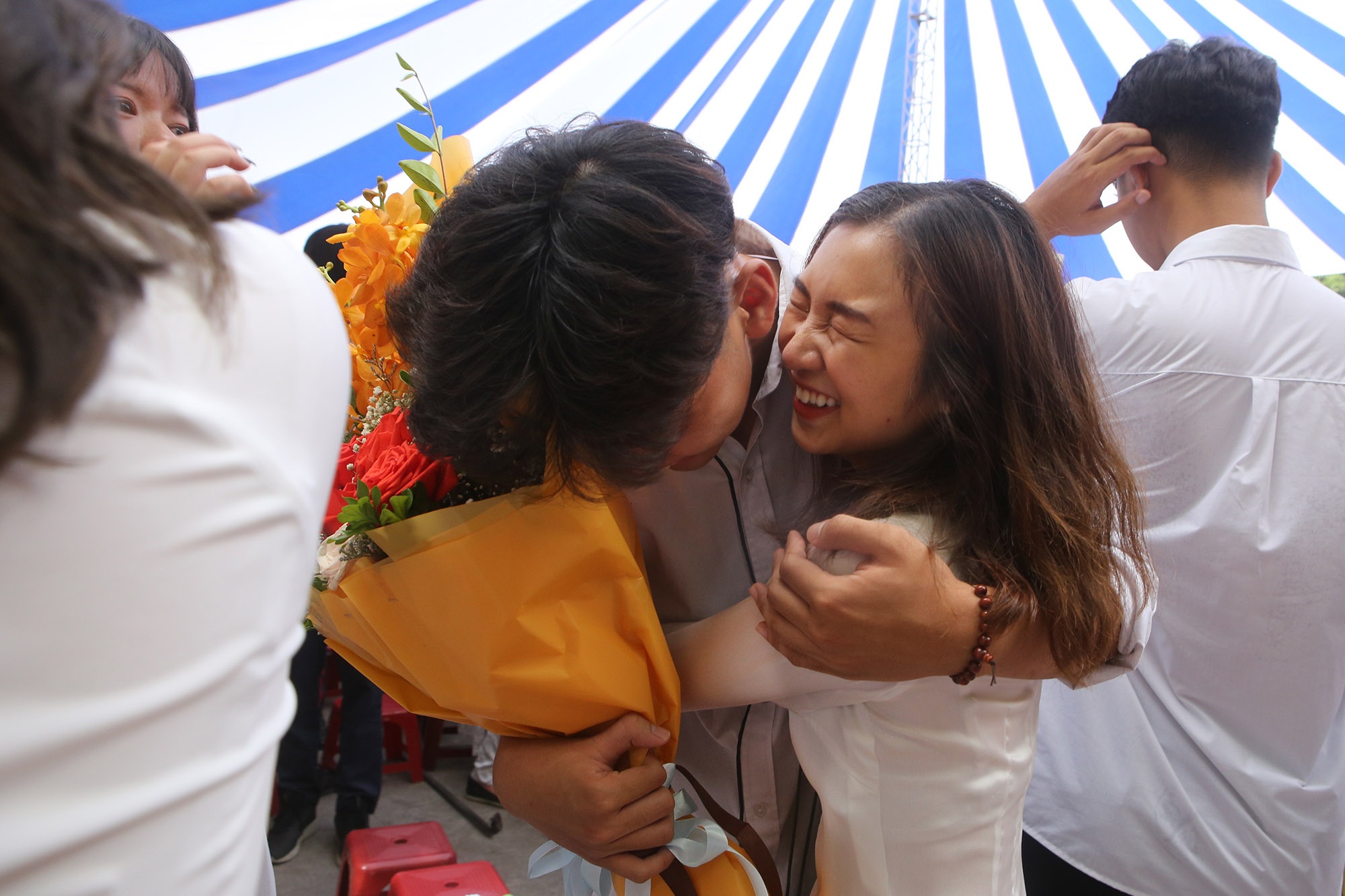 Nữ sinh phố cổ khóc nức nở trong phút chia tay tuổi học trò - 15 Nữ sinh phố cổ khóc nức nở trong phút chia tay tuổi học trò - 15