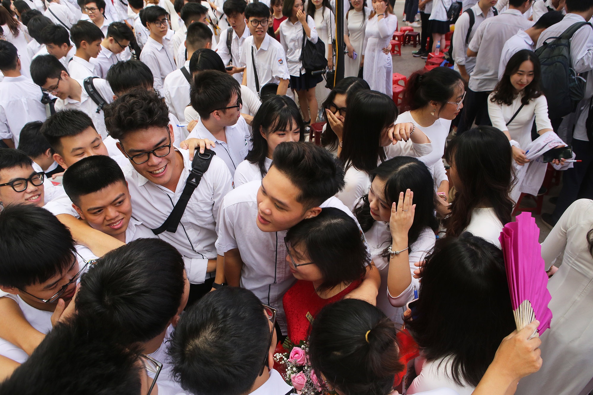 Nữ sinh phố cổ khóc nức nở trong phút chia tay tuổi học trò - 19 Nữ sinh phố cổ khóc nức nở trong phút chia tay tuổi học trò - 19