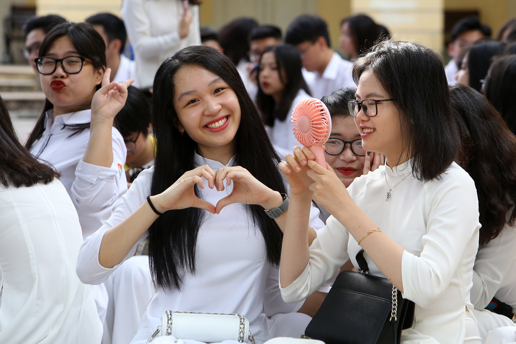 Nữ sinh phố cổ khóc nức nở trong phút chia tay tuổi học trò - 2 Nữ sinh phố cổ khóc nức nở trong phút chia tay tuổi học trò - 2