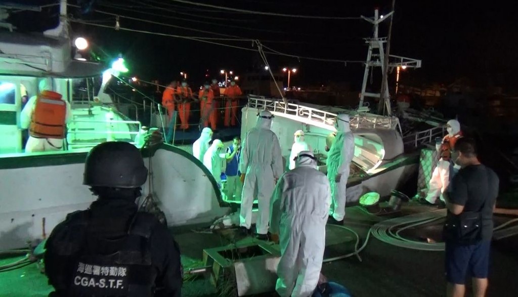 Đài Loan bắt tàu cá đưa 30 người Việt vượt biên trái phép