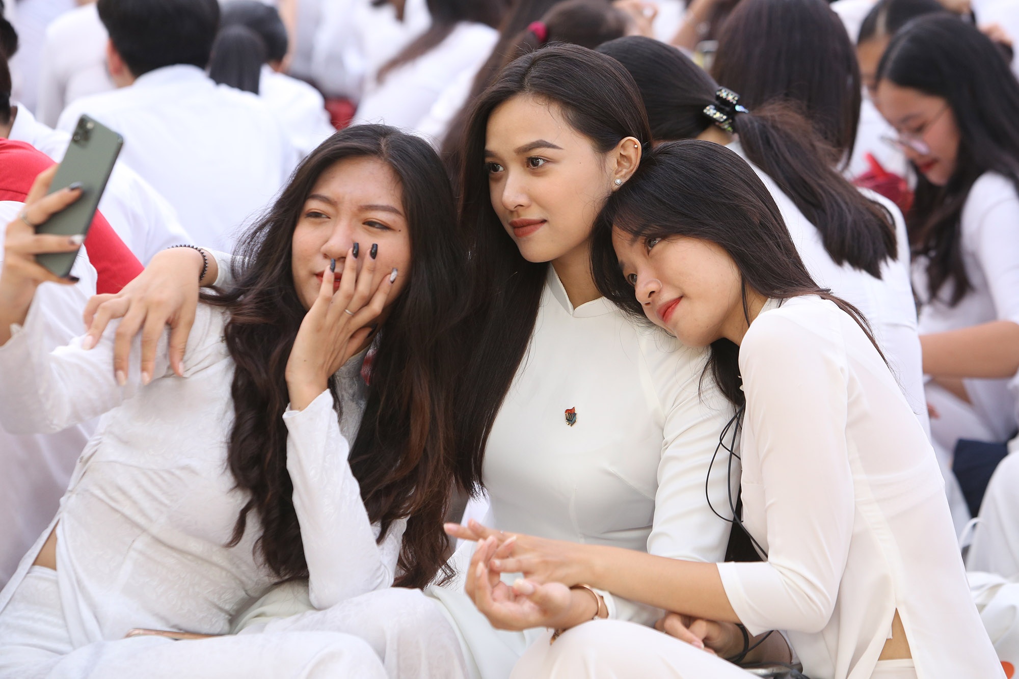 Nữ sinh phố cổ khóc nức nở trong phút chia tay tuổi học trò - 7 Nữ sinh phố cổ khóc nức nở trong phút chia tay tuổi học trò - 7