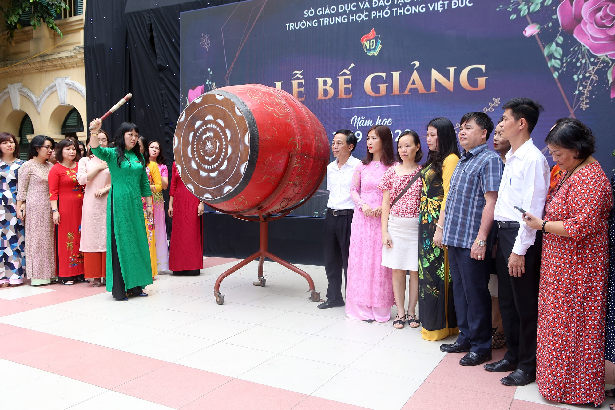 Nữ sinh phố cổ khóc nức nở trong phút chia tay tuổi học trò - 9 Nữ sinh phố cổ khóc nức nở trong phút chia tay tuổi học trò - 9