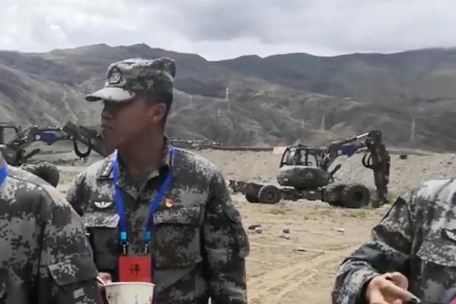 Trung Quốc bị nghi dùng máy xúc đặc biệt xây công trình gần biên giới Ấn Độ