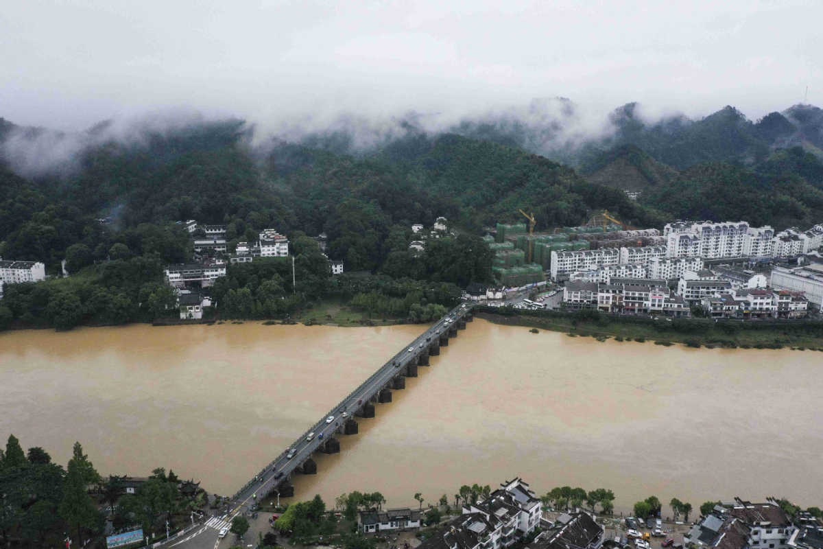 Nhiều thành phố Trung Quốc báo động đỏ vì mưa lũ