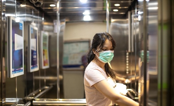 Lây Covid-19 cho 71 người do đi thang máy