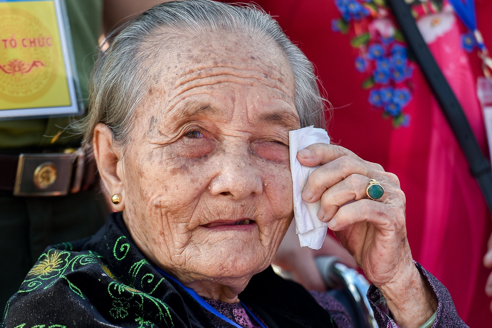 Đoàn 300 mẹ Việt Nam anh hùng xúc động vào Lăng viếng Bác