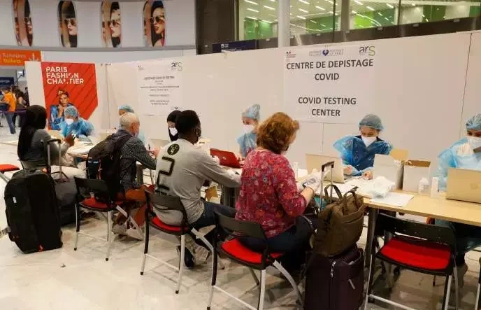 Số ca nhiễm gia tăng trở lại, Pháp xét nghiệm du khách đến từ 16 nước